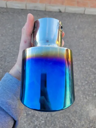 Cola de escape azul cromada