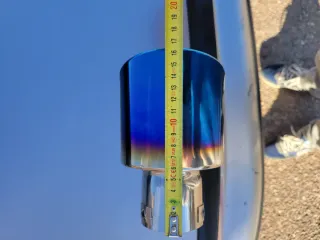 Cola de escape azul cromada