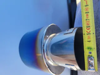 Cola de escape azul cromada