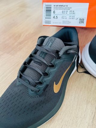 Nike Air Winflo 10 Mujer Negro/Dorado