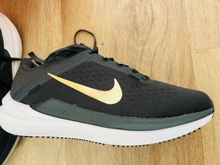 Nike Air Winflo 10 Mujer Negro/Dorado