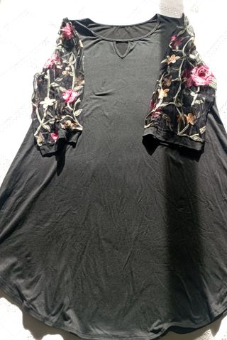 Vestido negro mangas bordadas flores