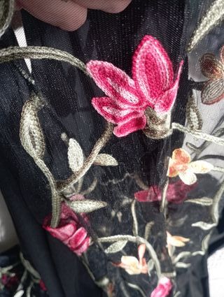 Vestido negro mangas bordadas flores