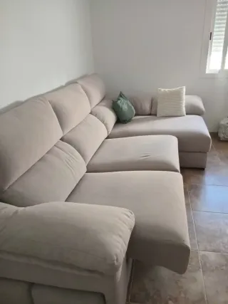 Divano beige con 2 pouf in tessuto anti-macchia