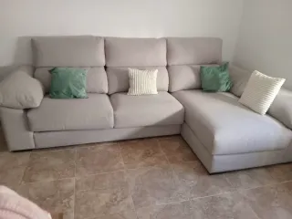 Divano beige con 2 pouf in tessuto anti-macchia