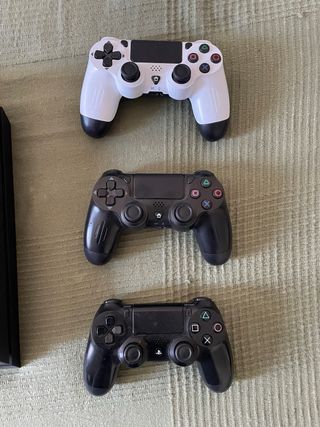 PS4 Slim (PlayStation 4) con 3 mandos y cables