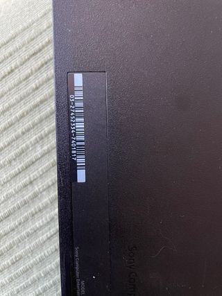 PS4 Slim (PlayStation 4) con 3 mandos y cables