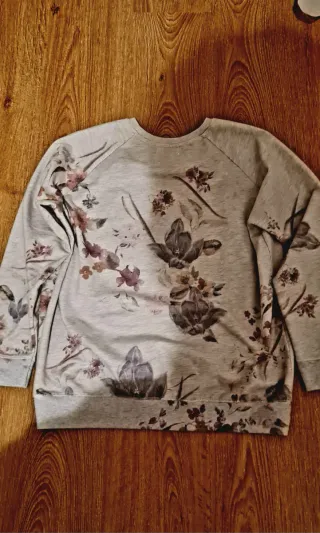Sudadera floral gris y rosa