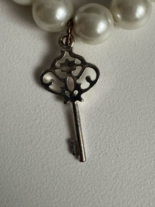 Pulsera de perlas con charms de corazón y llave
