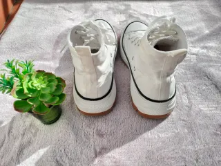 Zapatillas lona blancas. Botines plataforma. T-39