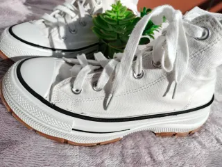 Zapatillas lona blancas. Botines plataforma. T-39