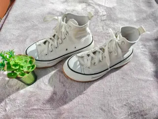 Zapatillas lona blancas. Botines plataforma. T-39