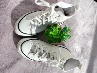 Zapatillas lona blancas. Botines plataforma. T-39