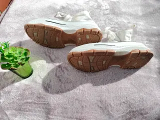 Zapatillas lona blancas. Botines plataforma. T-39