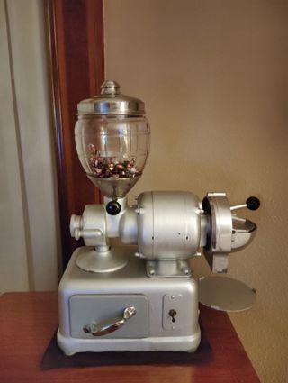 Molino de café antiguo plateado