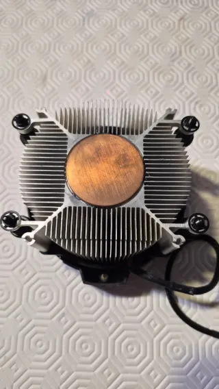 Procesador AMD Ryzen 5 3600 con su disipador