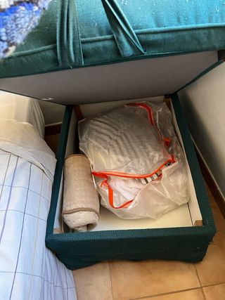 Reposapiés Ektorp con almacenaje