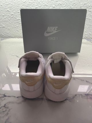 Zapatos Nike Niño Blanco y Dorado numero 21