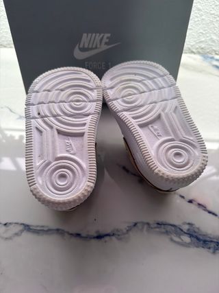 Zapatos Nike Niño Blanco y Dorado numero 21