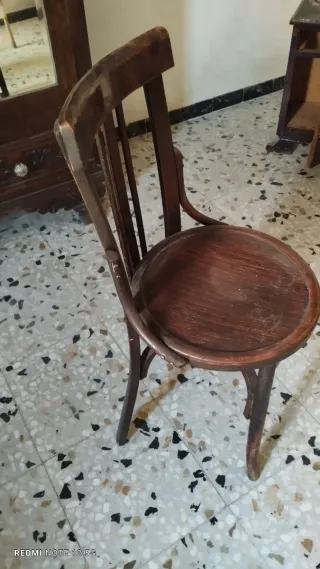 Media docena sillas madera clásicas