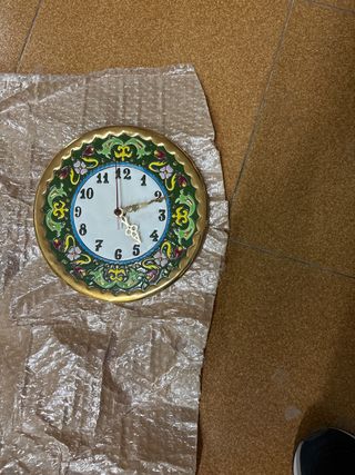 Reloj decorativo dorado y verde