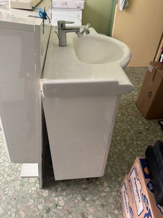 Vendo mobile bagno diviso in due parti.