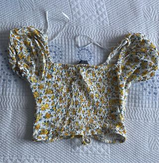 Top Bershka floral blanco y amarillo