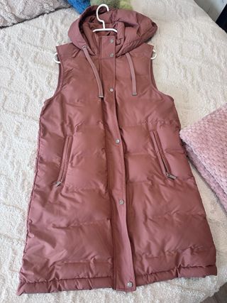 Chaleco largo acolchado Zara con capucha