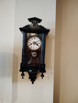 Reloj de pared antiguo negro
