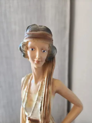 Escultura Dama con Galgo