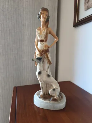Escultura Dama con Galgo