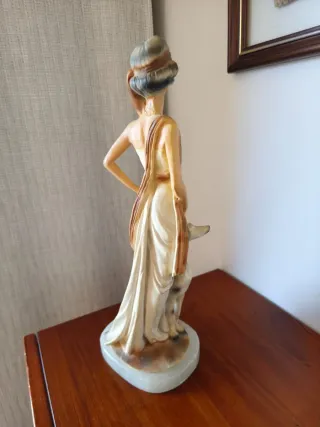 Escultura Dama con Galgo