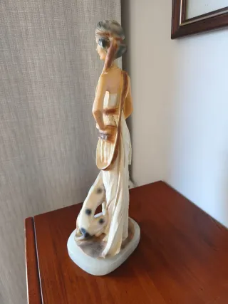 Escultura Dama con Galgo