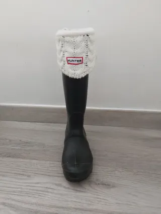 Botas Negras con calcetines Hunter Blancos