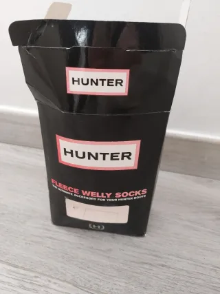 Botas Negras con calcetines Hunter Blancos