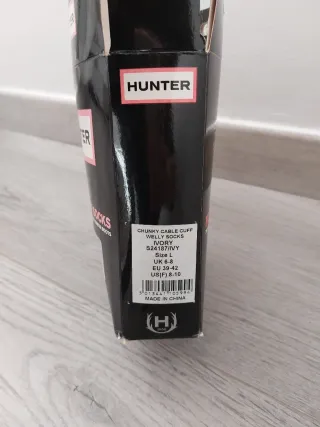 Botas Negras con calcetines Hunter Blancos