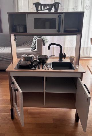 Cocinita de juguete con accesorios