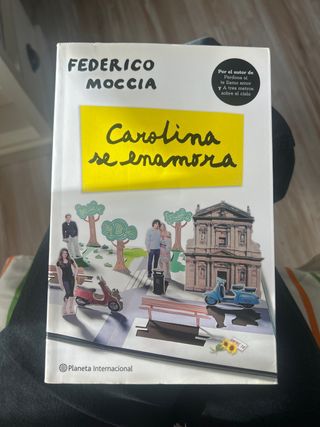 Carolina se enamora (Spanish Edition)