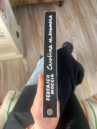 Carolina se enamora (Spanish Edition)