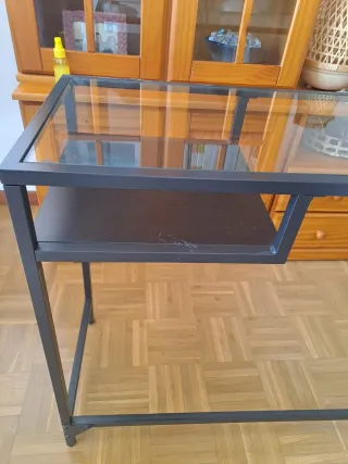Mesa auxiliar metal y cristal negra