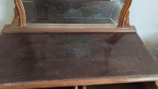 Tocador antiguo de madera con espejo