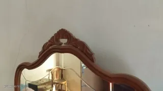 Tocador antiguo de madera con espejo