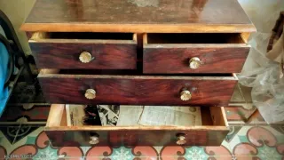 Tocador antiguo de madera con espejo