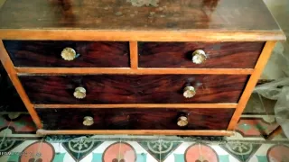 Tocador antiguo de madera con espejo