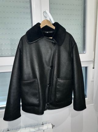 Chaqueta viral Zara efecto piel negra