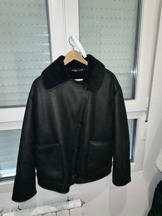 Chaqueta viral Zara efecto piel negra