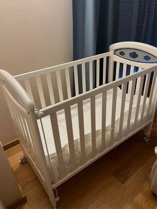 Cuna infantil blanca con colchon ,con ruedas