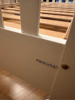 Cuna infantil blanca con colchon ,con ruedas