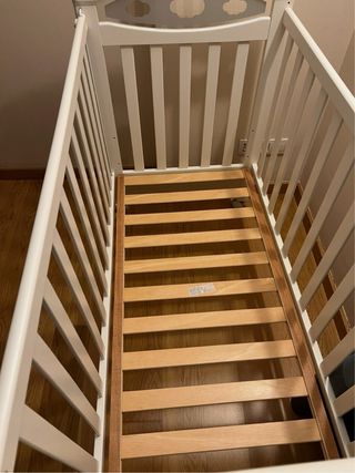 Cuna infantil blanca con colchon ,con ruedas