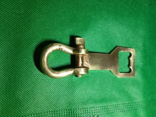 Abrebotellas latón grillete